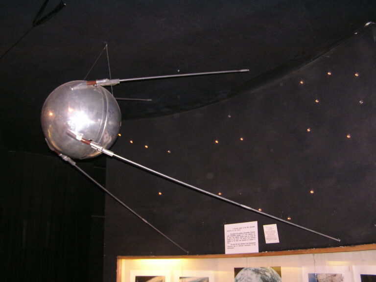 10月4日—第一顆人造衛星發射升空
