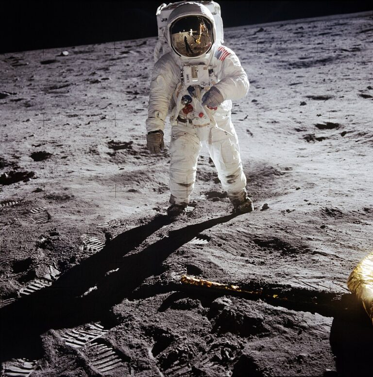 7月21日—人類首度踏上月球